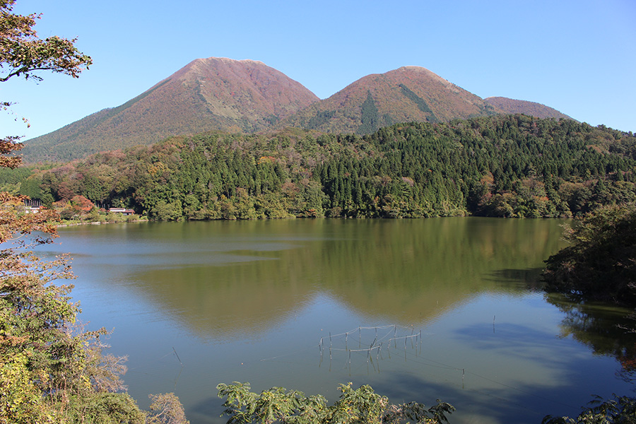 三瓶山と湖